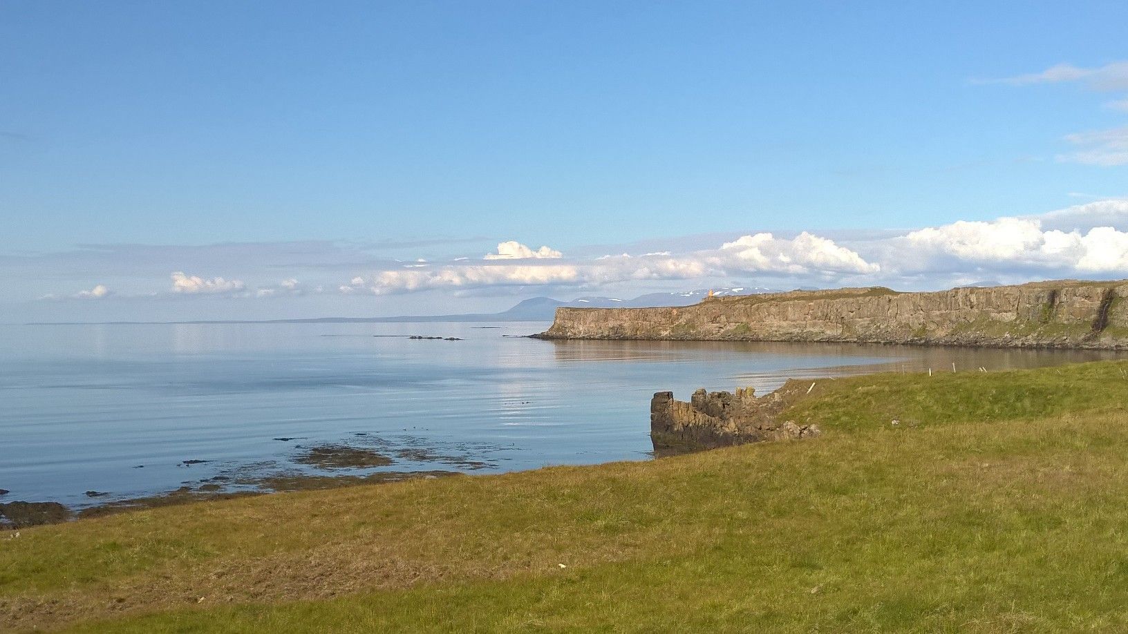 Víkin og klettarnir við Hindisvík